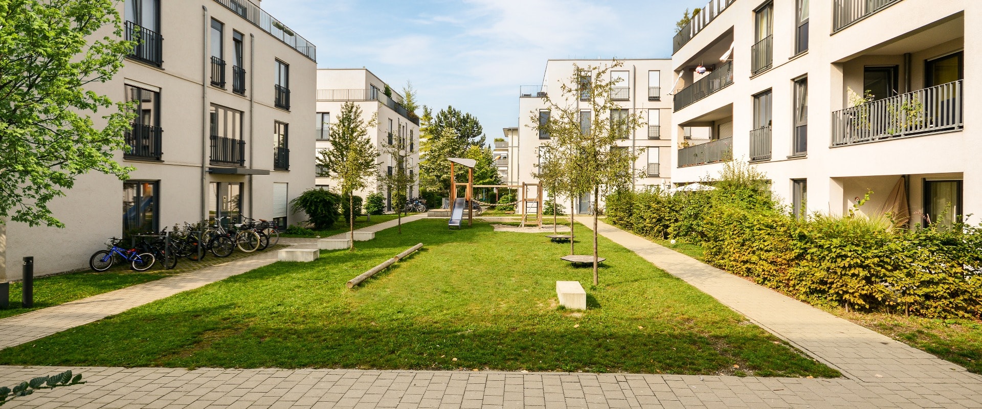 Stadtbild aus öffentlichem Stadtgebiet mit Wohngebiet und modernen Apartmenthäusern, neue grüne und nachhaltige Stadtlandschaft